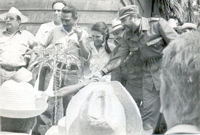 Fidel en el acto por la firma de la Reforma Agraria junto a Juan Almeida Bosque, Celia, Pepe Ramírez, Montané y René Rodríguez.