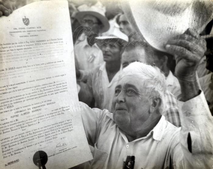 Campesino cubano recibe propiedad de sus tierras gracias a la Reforma Agraria