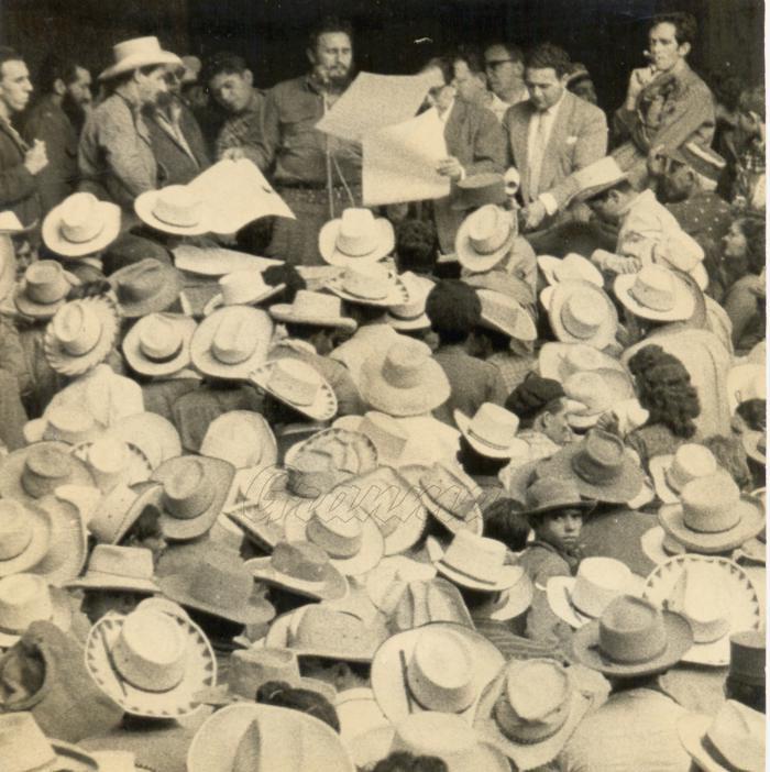 Firma y entrega de titulos de propiedad de la tierra