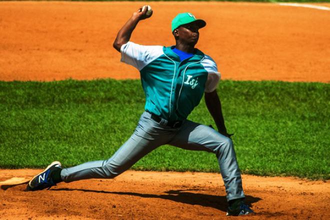 Jonathan Carbo lanzó un buen juego 