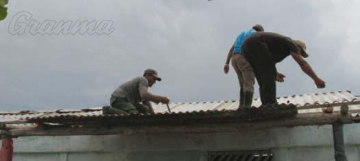 Los techos de las viviendas fueron los más dañados por la tormenta local severa. 