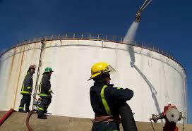 Se combate el incendio en depósito de Fuel-oil, de 10 000 metros cúbicos, de la termoeléctrica Carlos Manuel de Céspedes