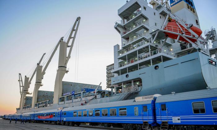 Acto de recibimiento oficial del primer lote de coches ferroviarios  para pasajeros fabricados por la Republica Popular China, Precide el acto Ricardo Cabrisas Ruíz, Vicepresidente del Consejo de Ministros y Eduardo Rodríguez Dávila, Ministro de Transporte