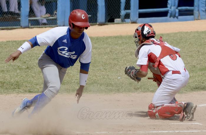 Tope preparatorio de la preselección de beisbol de cuba contra equipo de Perú