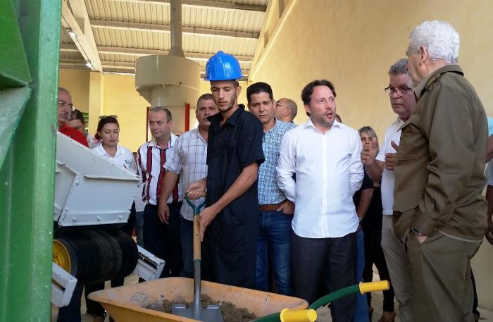 Ramiro Valdés Menéndez en la primera planta productora de cemento de bajo carbono (LC3) 