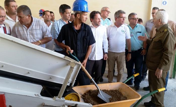 Ramiro Valdés Menéndez en la primera planta productora de cemento de bajo carbono (LC3) 