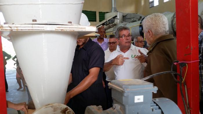 Ramiro Valdés Menéndez en la primera planta productora de cemento de bajo carbono (LC3) 