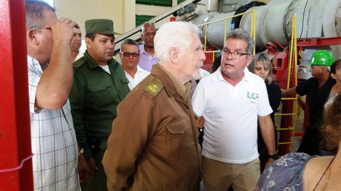 Ramiro Valdés Menéndez en la primera planta productora de cemento de bajo carbono (LC3) 