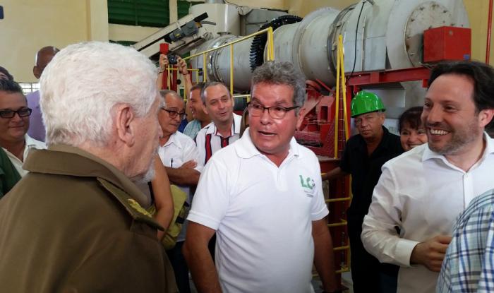 Ramiro Valdés Menéndez en la primera planta productora de cemento de bajo carbono (LC3) 