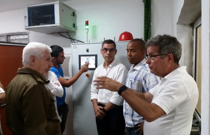 Ramiro Valdés Menéndez en la primera planta productora de cemento de bajo carbono (LC3) 