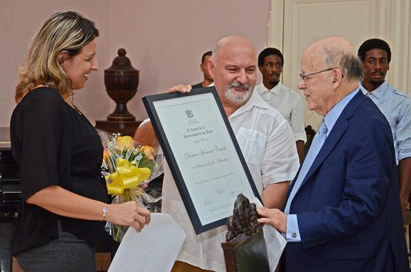Kenelma Carvajal, viceministra de cultura y Alexis Seijo, Rector de la prestigiosa Casa de Altos Estudios entregaron el Honoris Causa a Salomón Gadles Mikowsky.