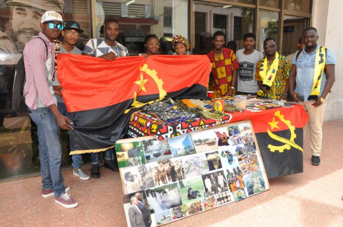 Feria expositiva realizada en el bulevar de Cienfuegos por estudiantes africanos, en saludo al día de África