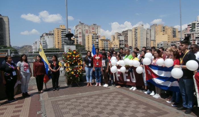 Jóvenes cubanos rinden homenaje a Sandino en Caracas. foto del autor