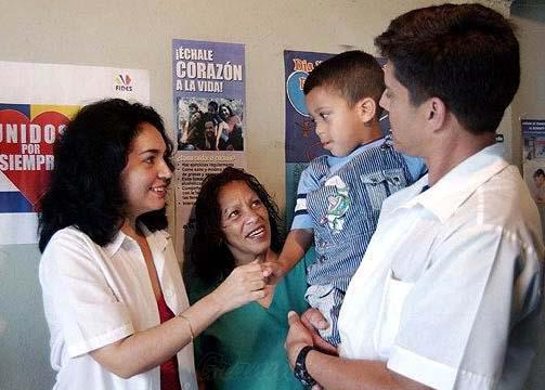 Colaboradores cubanos de la salud han llevado a tierras bolivarianas, durante años, todo su amor y su entrega. foto: archivo de granma