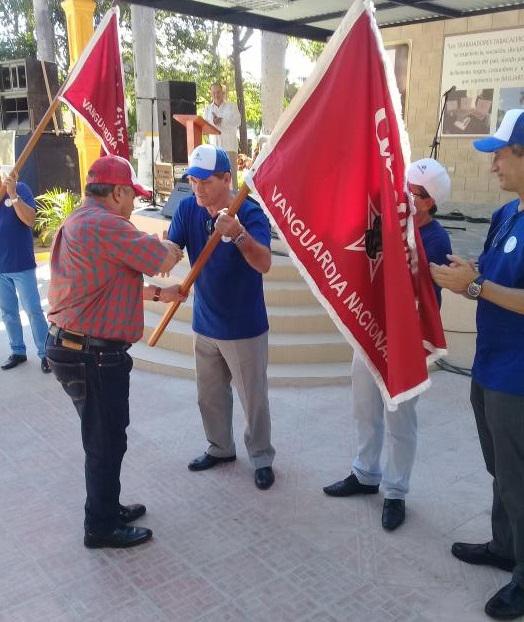 Ulises Guilarte de Nacimiento, secretario general de la Central de Trabajadores de Cuba (CTC), entrega la bandera de Vanguardia Nacional de esa organización a Inocente Núñez Blanco, copresidente de la compañía Habanos S.A, empresa responsabilizada con la comercialización del tabaco Premium (hecho totalmente a mano) cubano en todo el mundo.