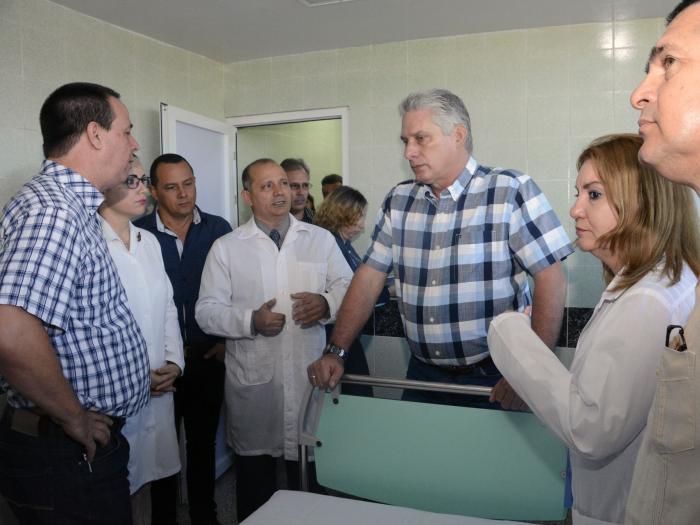 Diaz-Canel visita al hospital Clínico Quirúrgico «Lucía Iñiguez» en Holguín.