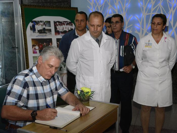 Diaz-Canel visita al hospital Clínico Quirúrgico «Lucía Iñiguez» en Holguín.