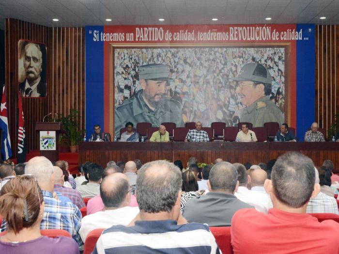 Diaz-Canel chequeo de la marcha de la Política de la Vivienda