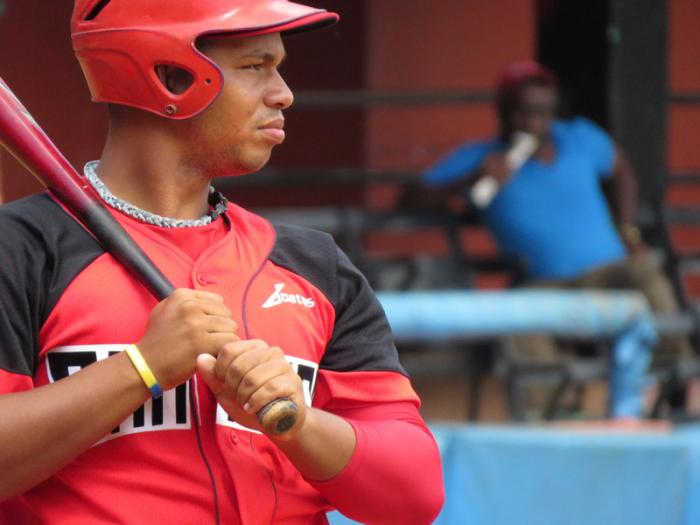 Alejandro Sánchez, cuarto bate de Santiago de Cuba, disparó cuadrangular de tres carreras. 