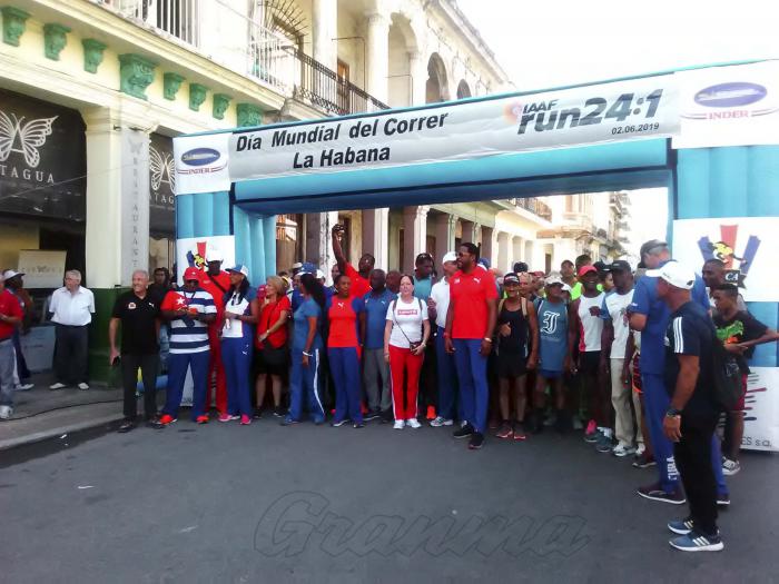 Glorias del deporte cubano tomaron parte de la carrera Global Run 24-1, en La Habana. 