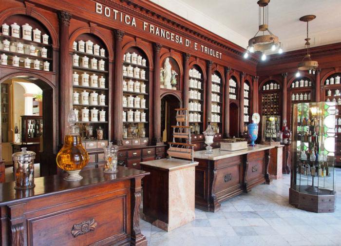 La institución acumula importantes colecciones de antiguos medicamentos y miles de inestimables piezas, etiquetas y productos importados. Foto: Archivo de Granma
