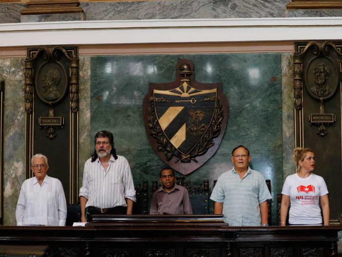 El acto inaugural del cuadragésimo cuarto Seminario Nacional Juvenil de Estudios Martianos, en el Aula Magna de la Universidad de La Habana, fue presidido por (de izquierda a derecha) Ibrahim Hidalgo Paz, presidente de honor de la presente edición del seminario, Abel Prieto Jiménez, director de la Oficina del Programa Martiano, Yusuam Palacios, presidente del Movimiento Juvenil Martiano, Rafael Núñez Garriga, funcionario del Comité Central del PCC y Yenisey Cruz Carreño, segunda secretaria del Comité Nacional de la UJC.