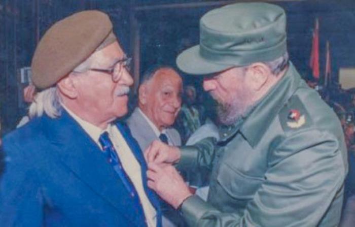  Fidel coloca el Título de Héroe del Trabajo en el pecho de Salvador Wood. 