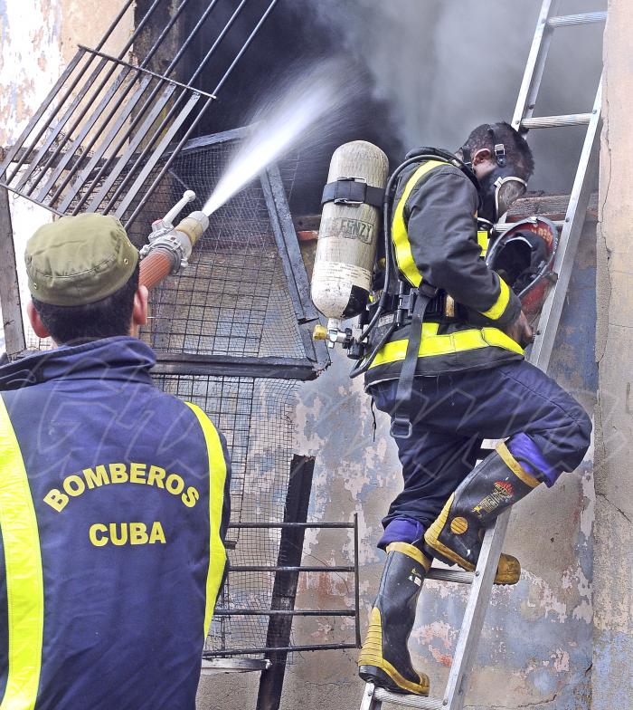 Incendio de grandes proporciones en la fabrica de Hebra de Tabaco Segundo Quintosa