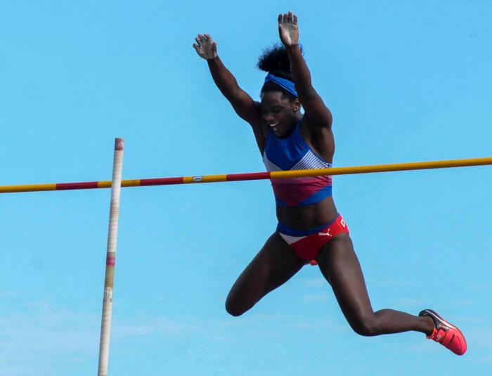 Rosaibis Robles, ganadora del salto con pértiga (F), con 4.20m durante la Edición 74 del Internacional de Atletismo 