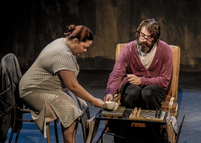 Argos Teatro. Puesta de la obra : Misterios y pequeñas piezas.Texto y puesta de Carlos Celdran.En escena los actores Yailín Copola(I),y Caleb Casas(D)