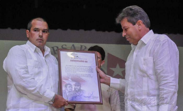 Víctor Gaute entregó a Prensa Latina un reconocimiento firmado por el Presidente cubano. 
