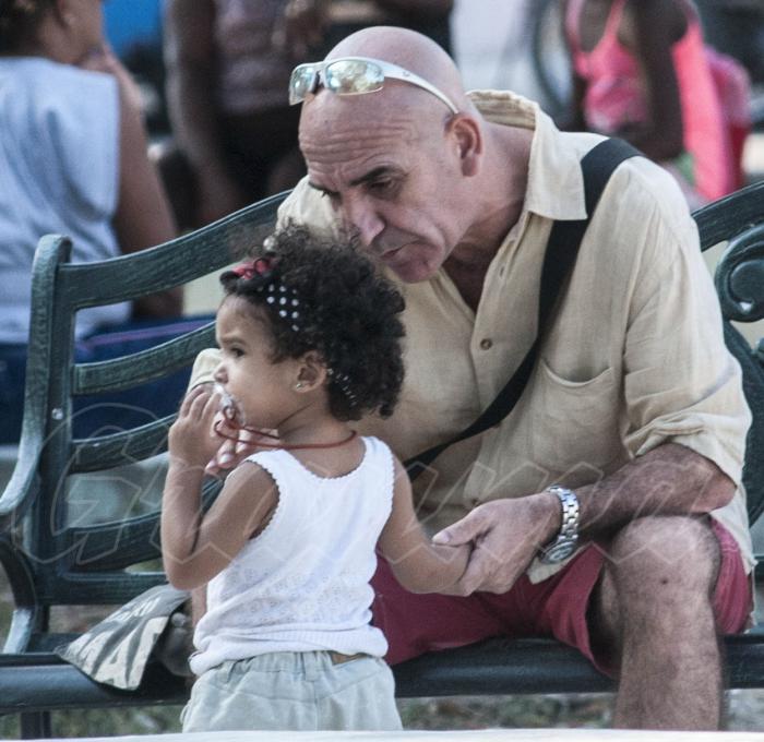 Padres y abuelos, en conmemoración por el día de los padres, realizado en Centro Habana.