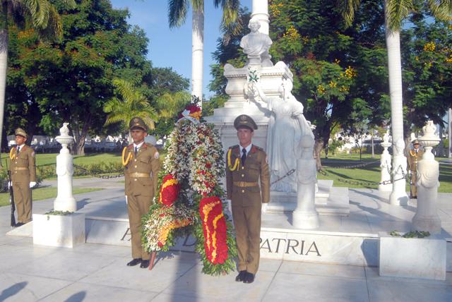 En el monumento que guarda los restos de Céspedes fue colocada una ofrenda floral en nombre del pueblo de Cuba