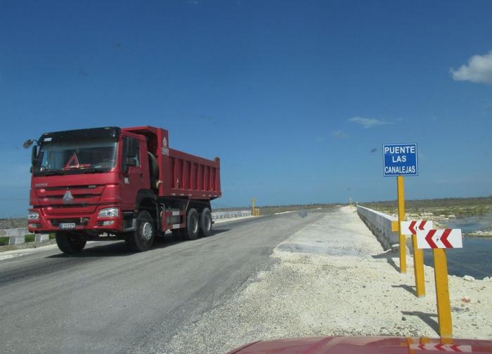 Transitable vial Cayo Coco-Romano-Jigüey, obra a la cual las brigadas constructoras dirigen los esfuerzos fundamentales.