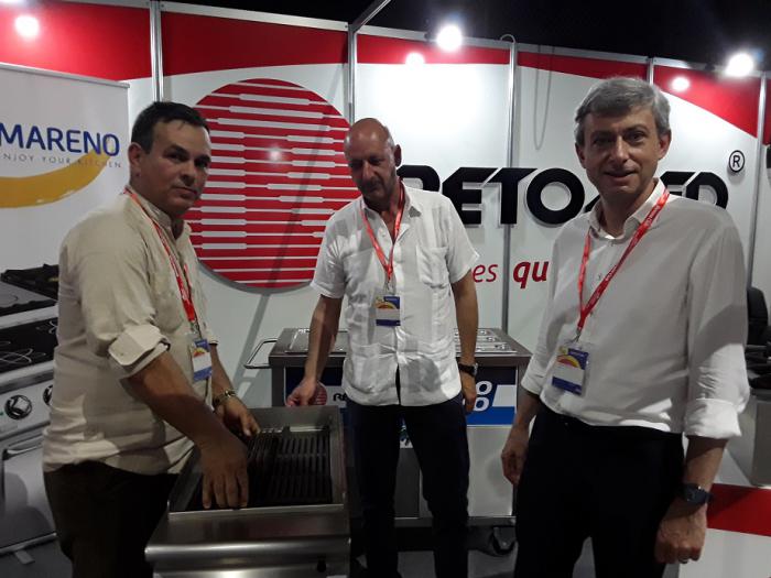 Julio César Navarro, director de RETOMED (a la izquierda), señaló que además de los
representantes de la firma MARENO se han interesado por sus productos visitantes de
Martinica, y Trinidad y Tobago.