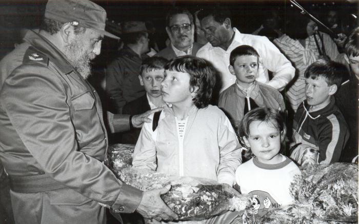 Fidel Castro recibe a niños soviéticos de Chernóbil el 29 de marzo de 1990.