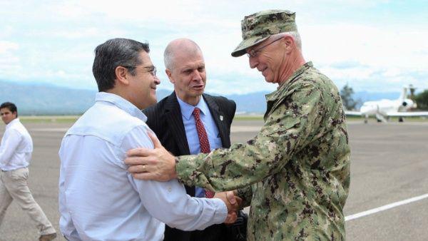 Faller estuvo el viernes pasado en la base aérea de Palmerola, Honduras, donde saludó al presidente hondureño Juan Orlando Hernández.