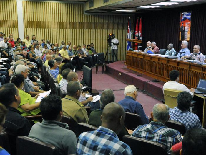 El presidente cubano, Miguel Díaz-Canel Bermúdez, encabezó una reunión de chequeo al Programa de la Vivienda en Pinar del Río