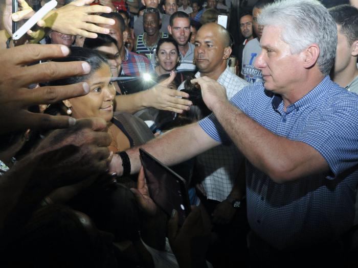 Durante el recorrido por Pinar del Río, el Presidente intercambió con el pueblo sobre las nuevas medidas del Consejo de Ministros.