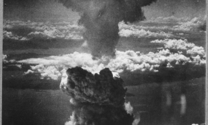Hongo de la explosión de la bomba atómica  en Nagasaki
