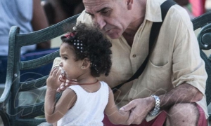 Padres y abuelos, en conmemoración por el día de los padres, realizado en Centro Habana.