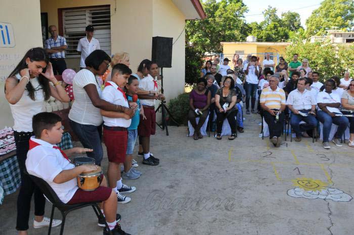 La XXX Caravana finalizó su estancia en Cienfuegos mediante un intercambio en la escuela para niños autistas Vilma Espín.
