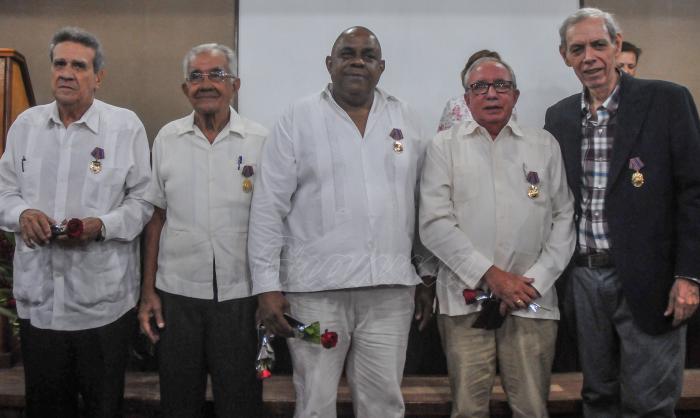 Acto de Otorgamiento de la Orden Carlos J.Finlay a profesionales e Instituciones de la Salud, en el Teatro Escuela Nacional de Salud Pública, se le entregan dicha distinción a los doctores Pastor Castell-Florit Serrate, Julian Antonio Martínez Fuentes, Luisa Álvarez Váquez, Pedro I Más Bermejo, Orlando Carnota Lauzán y Marcelino Río Torres