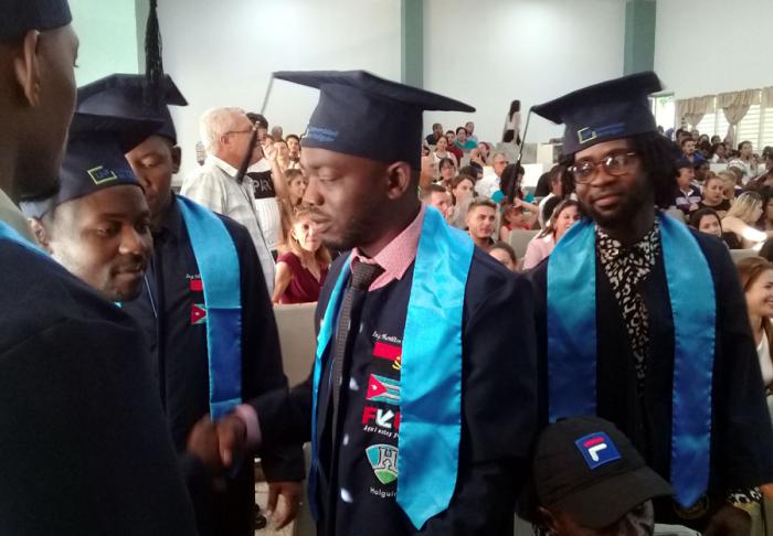 Parte del grupo de jóvenes angolanos que retornarán a su patria con el título de Ingeniero Informático.