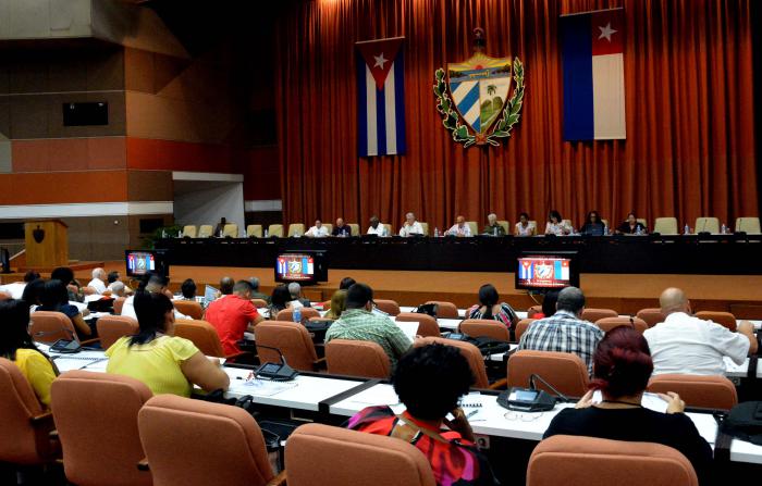 Tercer período ordinario de sesiones de la IX Legislatura de la ANPP. Trabajo en comisión en el plenario con la presencia de Miguel Díaz-Canel Bermúdez, Presidente de los Consejos de Estado y de Ministros; el Comandante de la Revolución Ramiro Valdés Menéndez y Esteban Lazo Hernández, presidente de la ANPP, entre otros dirigentes, con el tema de la vivienda.