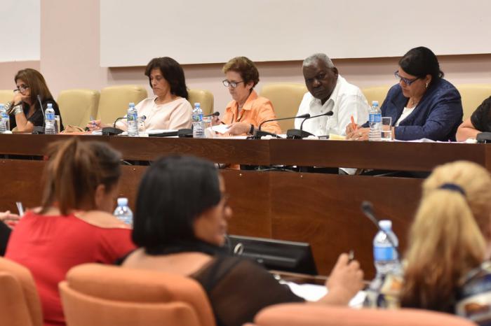 «Hoy tenemos dos tareas básicas en el país: el avance de la economía y la defensa de la Revolución», sentenció el Presidente del Parlamento cubano. foto:omara garcía mederos 