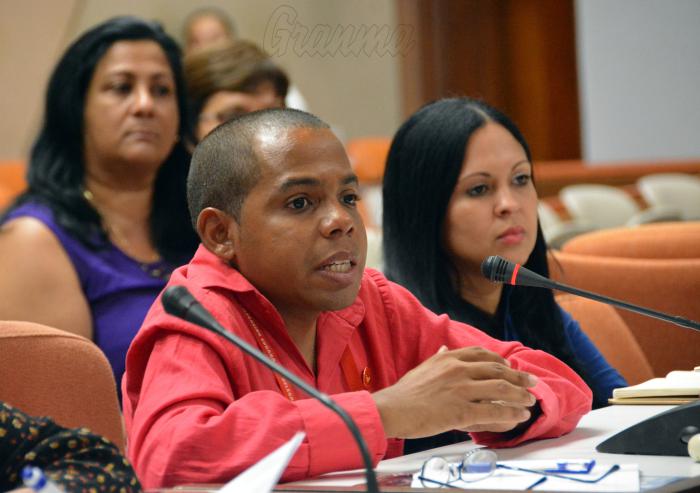 Comisión atención a la Niñez, la Juventud y la igualdad de derechos de la Mujer, y la de Educación, Cultura, Ciencia, Tecnología y Medio Ambiente, con el tema del verano y la recreación , presidida por Roberto Morales, vicepresidente de los Consejos de Estado y de Ministros.