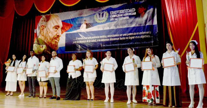 Graduación de técnicos de la Salud Publica cubana, Aylén Bárcenas Borrego Graduada más Integral y Palabras de Luis Alberto Pichs García, Rector