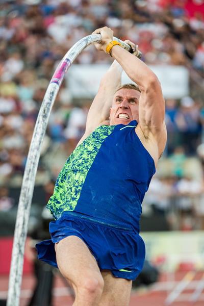 El polaco Piotr Lisek ganó el mitin en el salto con pértiga al sobrevolar los 6,02 metros.