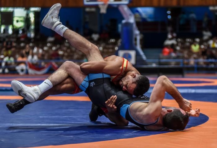 52 Torneo Internacional Cerro Pelado-Granma de Lucha Libre, Final 65 Kg, de rojo Alejandro Valdés (Cuba) y de azul Evan Henderson (USA), en la Ciudad Deportiva